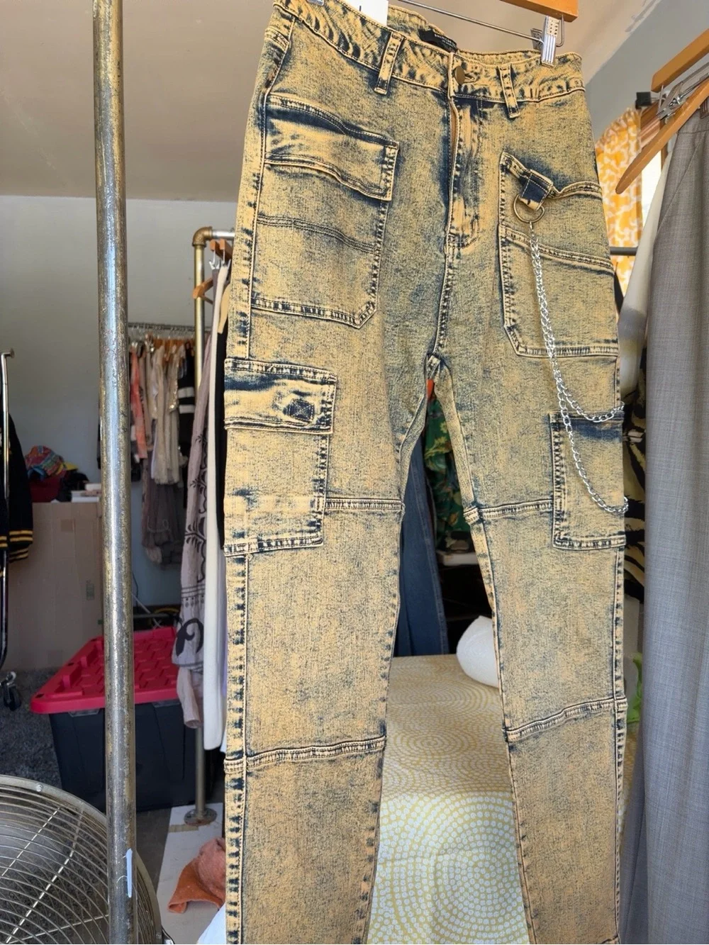American Bazi High-Rise Acid Wash Cargo Jeans in Beige and Navy - Picture 2 of 5